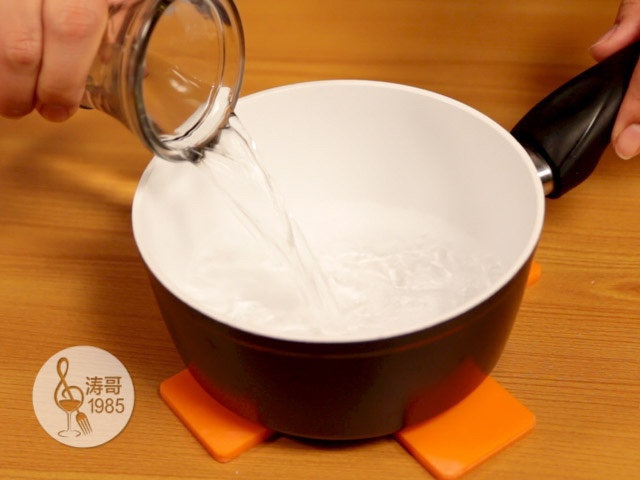 巧克力慕斯,十几分钟就可以轻松搞定,1、先在一个小奶锅里加入清水,不要太多,四分之一左右就可以