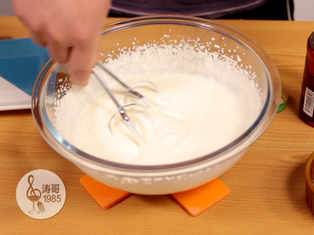 巧克力慕斯,十几分钟就可以轻松搞定,12、看到奶油出现波纹就换成用手搅拌,这样更好控制,不容易打过头