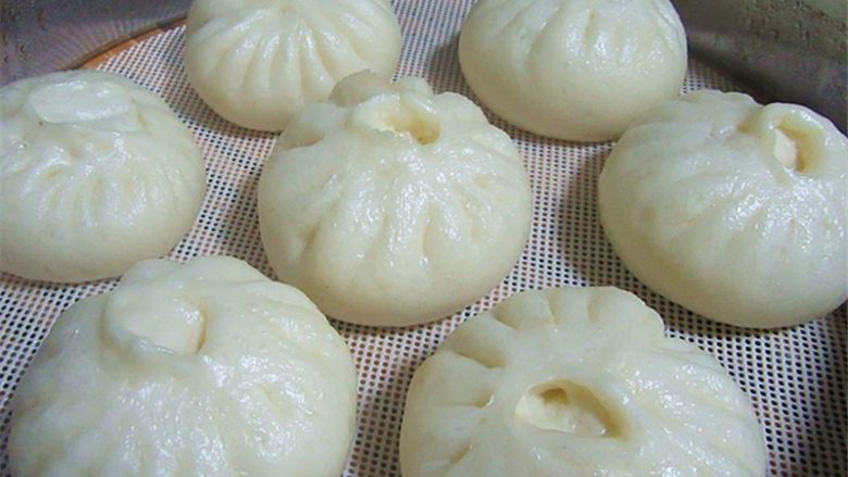 小丑趣味早餐 ,锅内放凉水,将包子开中火蒸15分钟,看,白白胖胖的大包子出来啦