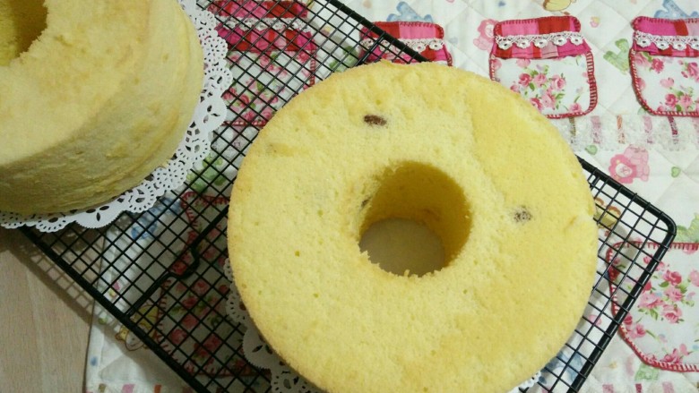 轻盈绵柔的戚风蛋糕,准备工作:
1.蛋白要用冰过的,冰的蛋白打发后比较稳定。
2.准备两个打蛋盆,其中一个放蛋白的一定要确保无油无水。
3.中空戚风模洗净并擦干水备用。
4.在打发蛋白时开始预热烤箱160℃。