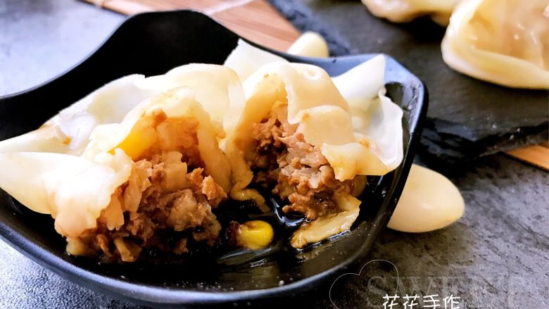 元宝猪肉蒸馄饨,掰开一个尝尝,美味可口。