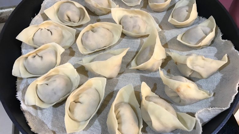 元宝猪肉蒸馄饨,锅内添适量水,放入馄饨,大火烧开后转中火14分钟即可关火。