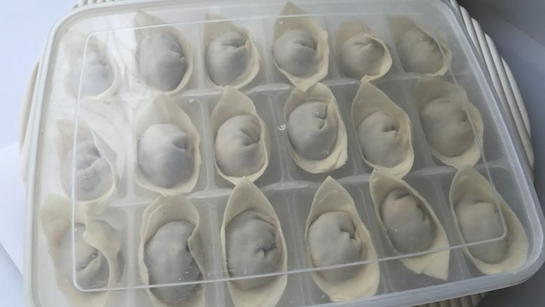 元宝猪肉蒸馄饨,如果不马上吃的话可以先用饺子盒密封,在冰箱保存。