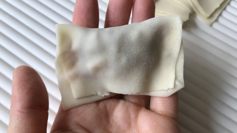 元宝猪肉蒸馄饨,如图折叠起来,捏严四周。