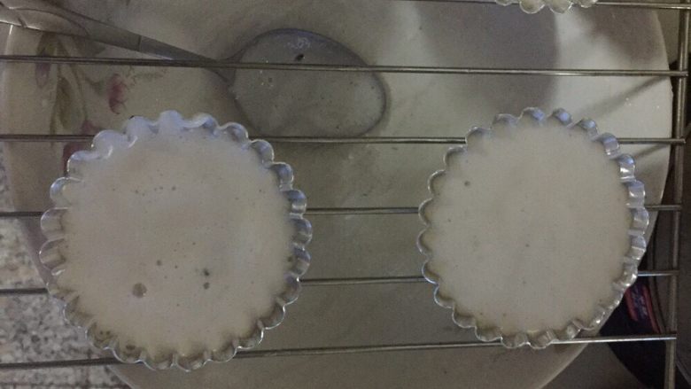 小糕点之蛋白饼,香喷喷^_^,倒入模具,