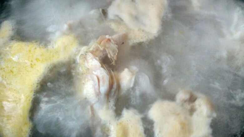 边角料美味鲈鱼汤,大火煮开后,把沫子除去