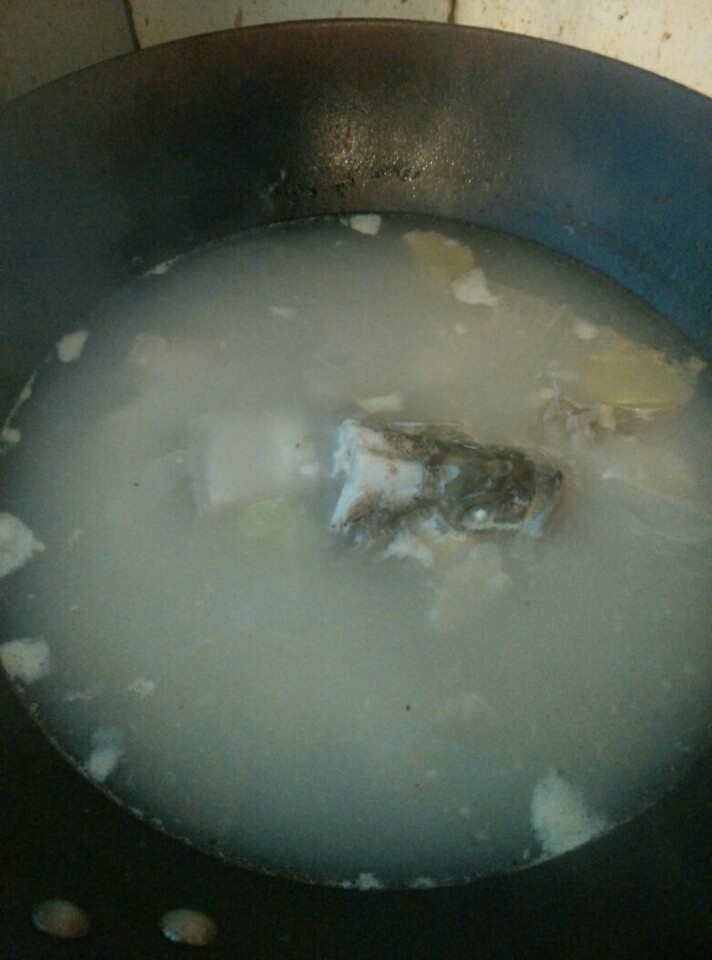 边角料美味鲈鱼汤,小火多顿一会,煮成一碗的汤
