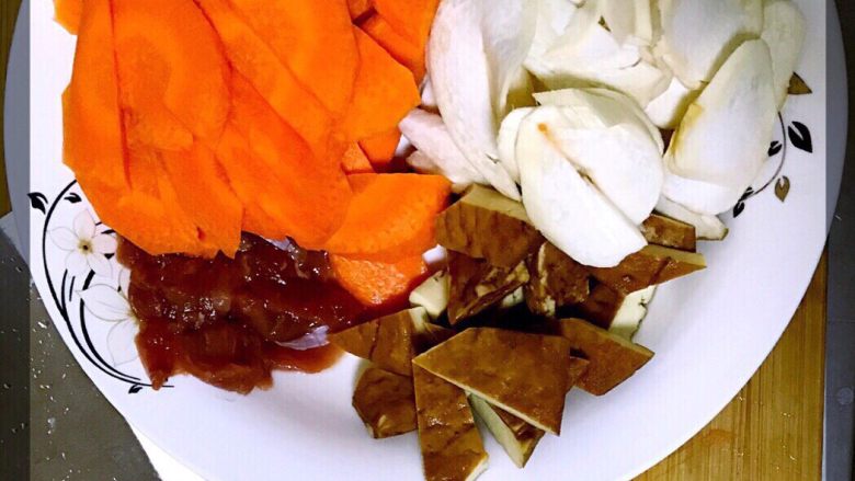 🥕鸡腿菇炒香干肉丝,将所有材料洗净切片备用