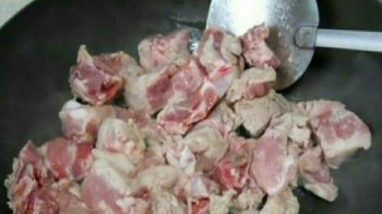 南乳排骨,3、炒锅烧热,放入排骨煸出油;
