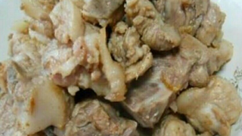 南乳排骨,4、煸至略有焦黄盛出;