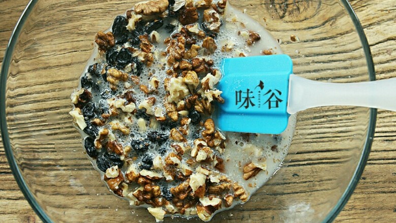 全麦核桃面包,核桃,葡萄干倒入发酵好的酵母水搅拌均匀 。