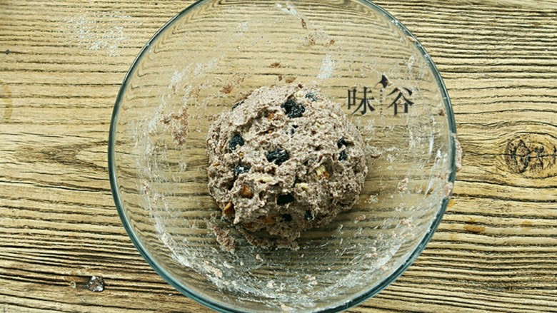 全麦核桃面包,不用揉面,只要揉成圆形面团,盖上保鲜膜放置40分钟等待发酵(天气热了有时20或30分钟就差不多了)