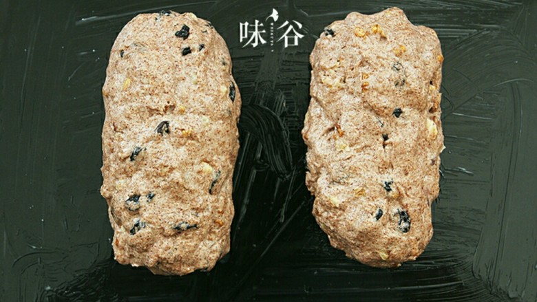 全麦核桃面包,分成2个小面团揉成椭圆形，烤盘抹上一点<a style='color:red;display:inline-block;' href='/shicai/ 887'>黄油</a>，面团放上面，再发酵20分钟，180度烤30分钟。