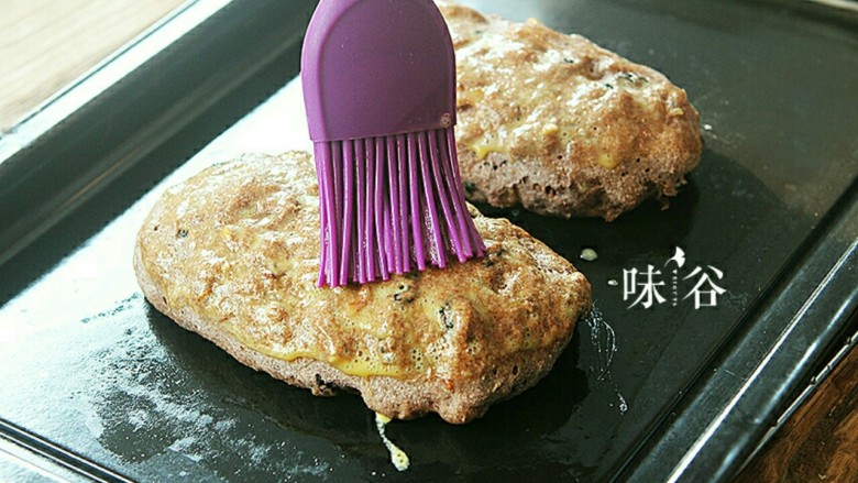 全麦核桃面包,刷上蛋液,烤箱里上下火200度最顶层再考3-5分钟。