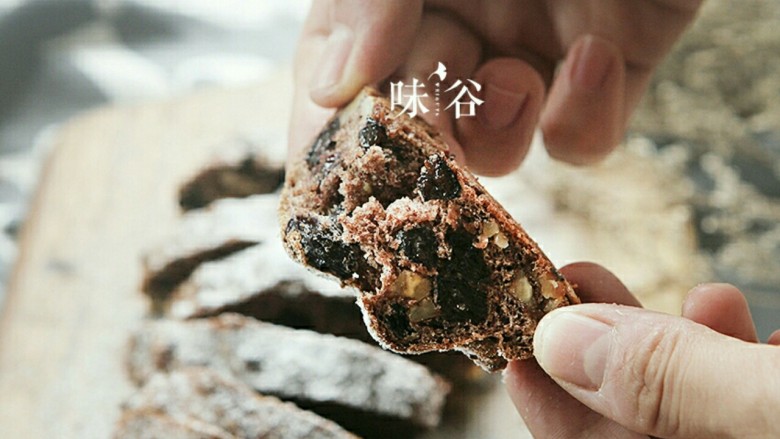 全麦核桃面包,掰开面包,能看到里面的<a style='color:red;display:inline-block;' href='/shicai/ 103180'>黑加仑葡萄干</a>和核桃。
