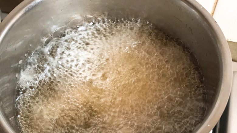 媲美KFC的 炸鸡翅,锅放油,6成热放入鸡翅炸。