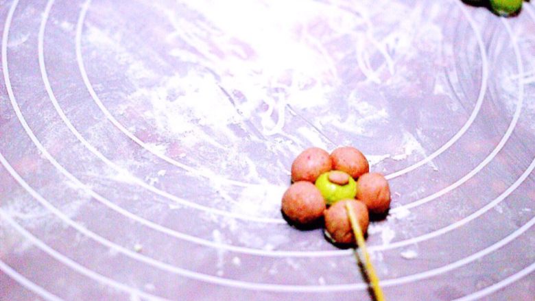 桃花酒酿百合羹(王氏私房菜),做好的桃花用牙签在外面五个的小圆球上摁上两道痕迹