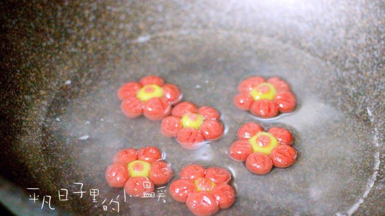 桃花酒酿百合羹(王氏私房菜),锅中倒入适量清水烧开、把做好的桃花放入锅中煮2分钟即可、捞出沥干备用、这样做出来的甜品汤色清澈干净、我不喜欢浑浊的汤色、让人看见木有食欲哟……