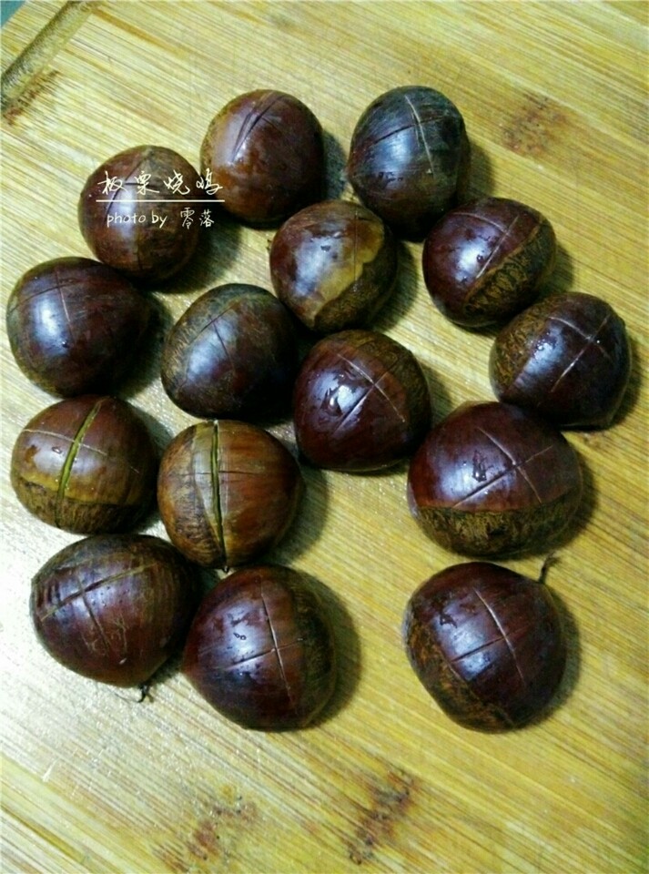 板栗烧鸡,板栗洗净,在板栗壳上,切十字刀,刀口深度需切开里面的板栗衣,然后放入淡盐水中煮10分钟左右;