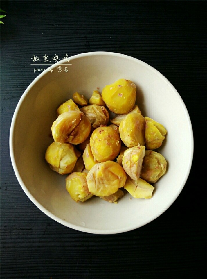 板栗烧鸡,煮好的板栗,不烫手的时候,立即剥掉板栗壳、板栗衣;