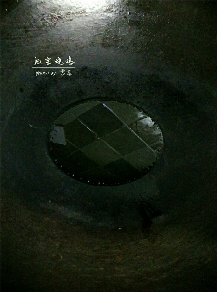 板栗烧鸡,锅里烧热,倒入适量植物油烧热;