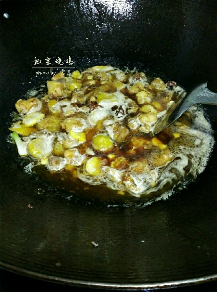 板栗烧鸡,调入适量清水,放入板栗;