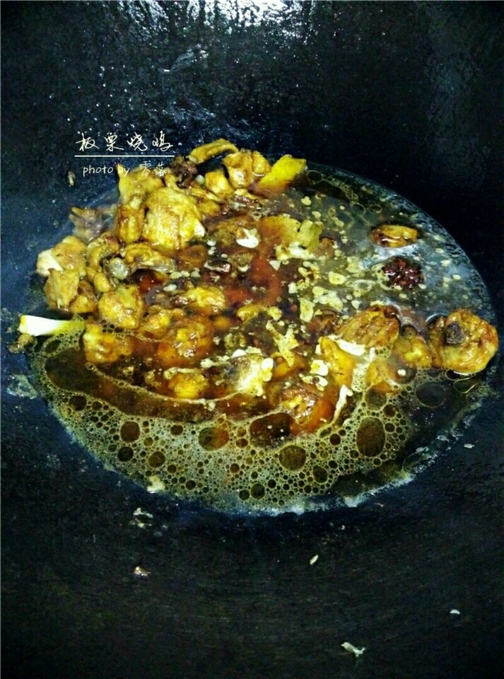 板栗烧鸡,大火烧开后,转小火煮20分钟左右,收汁;