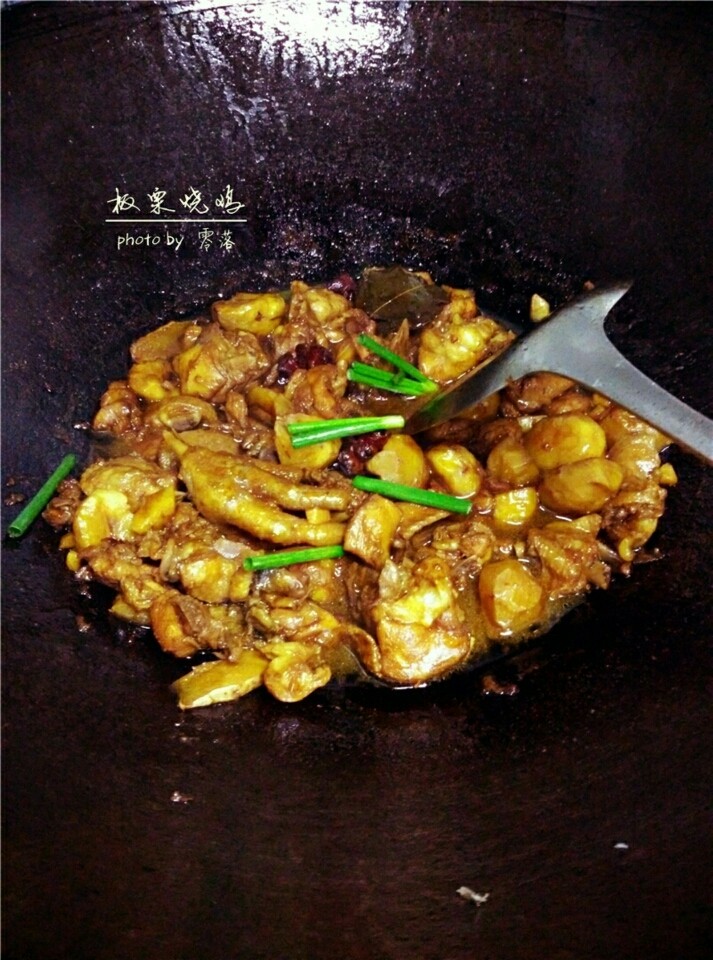 板栗烧鸡,放入葱绿,关火,起锅。