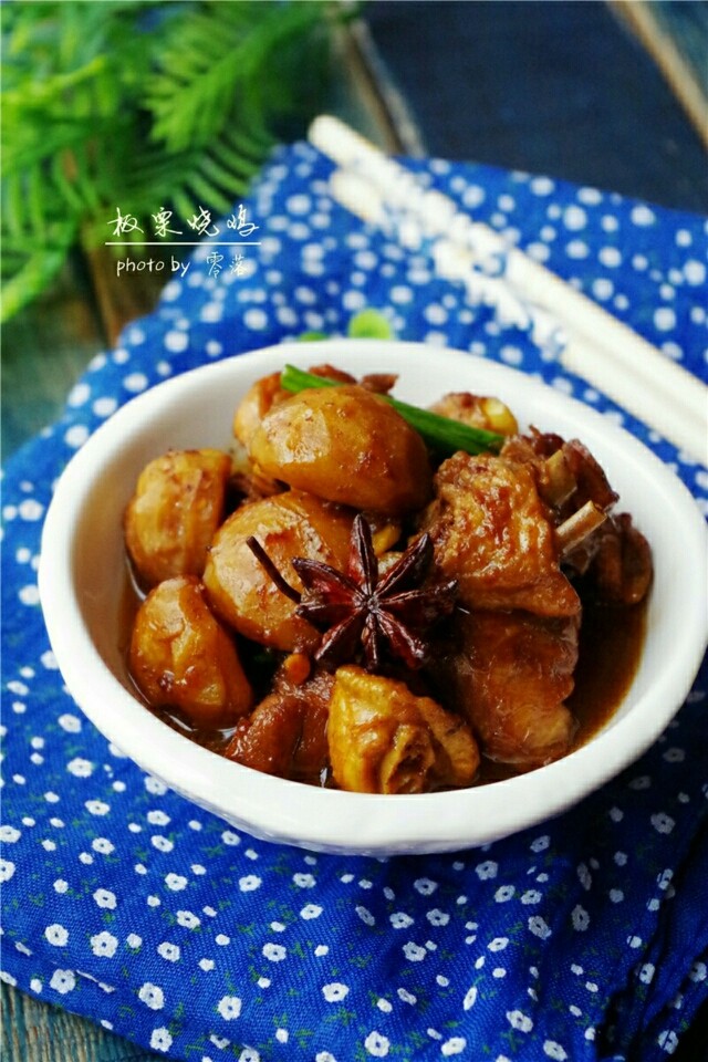 板栗烧鸡,起锅,上桌咯。