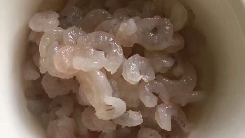 虾仁胡萝卜奶酪球,虾去壳 这季节没有大虾 我就买的小虾 放冰箱冻硬 这样就好剥 就是手特别冷  中间剥开一点虾尾一挤就出<a style='color:red;display:inline-block;' href='/shicai/ 287'>虾仁</a>了