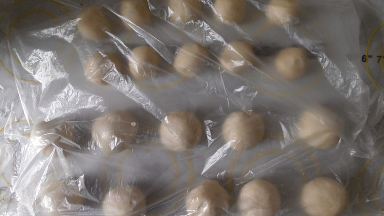 肉松蛋黄酥,静置好后 将酥皮和油皮各自分割成10份,搓圆盖上保鲜膜 继续静置五分钟
