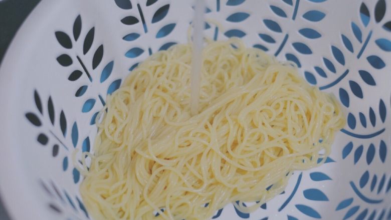 黑胡椒鸡胸减脂意面,待意面煮至无硬芯捞出,用凉水冲30秒,保证意面Q弹,然后放置在一边沥干水