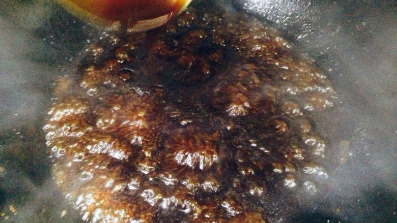 水晶东坡肉,将锅内剩下的汤汁倒入炒锅,大火收制。