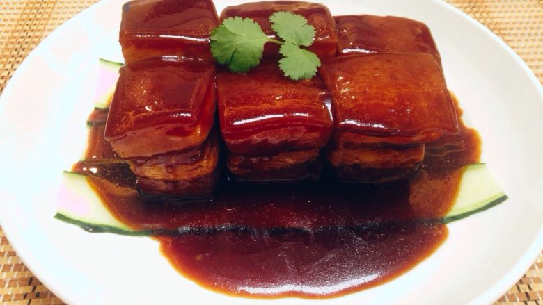 水晶东坡肉,待汤汁浓稠后淋在码好的肉上,点缀香菜火小香葱即可。