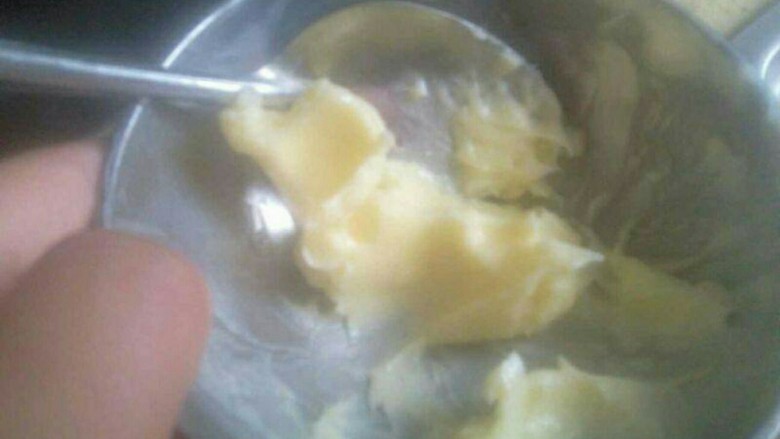 自制黄油@丝滑,
再打就会油水分离,然后把水过滤出来,然后就是黄油了。