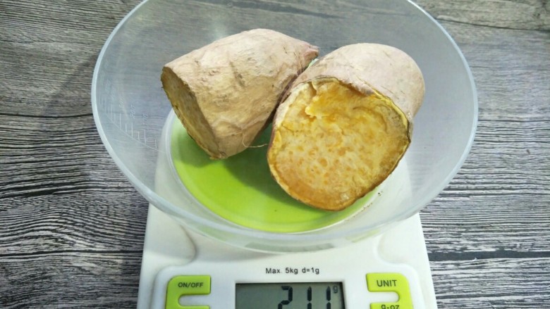 手工芋圆薯圆,取熟地瓜200克,多一点少一点没关系。