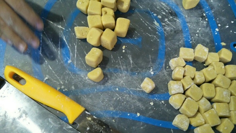 手工芋圆薯圆,切成一条条再切成块。开始我们说的模具在这里就可以用,想要什么形状就用什么形状压。