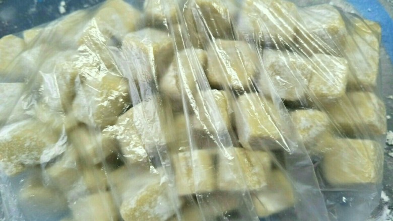 手工芋圆薯圆,最后撒点干淀粉,预防薯圆粘在一起,做多的可以放保险袋,放冰箱冷冻。要吃的时候直接拿出来煮。