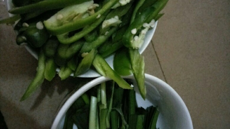 青椒炒肉,<a style='color:red;display:inline-block;' href='/shicai/ 61'>青椒</a>切条，<a style='color:red;display:inline-block;' href='/shicai/ 3349'>蒜苗</a>切条