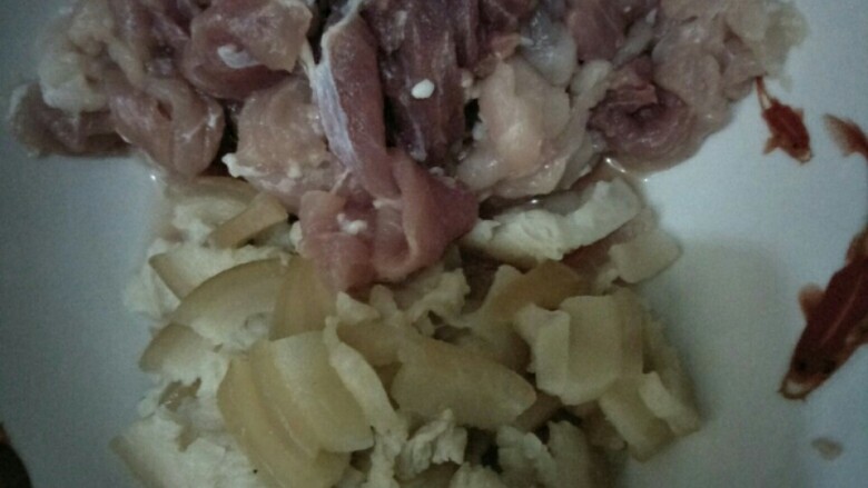 青椒炒肉,瘦<a style='color:red;display:inline-block;' href='/shicai/ 6081'>肉</a>切丝或条、肥<a style='color:red;display:inline-block;' href='/shicai/ 6081'>肉</a>切块