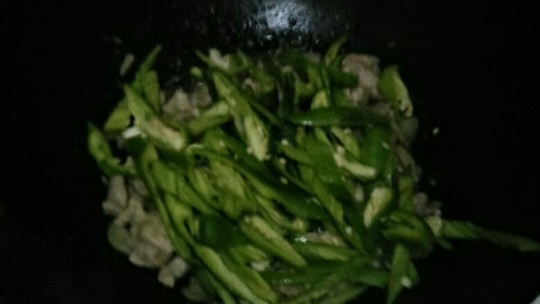 青椒炒肉,然后放青椒和蒜苗