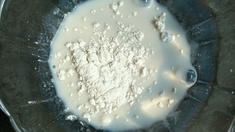 无需奶油的超好吃蛋黄版蛋挞,2.在搅拌好的牛奶里放入低粉,搅拌均匀。