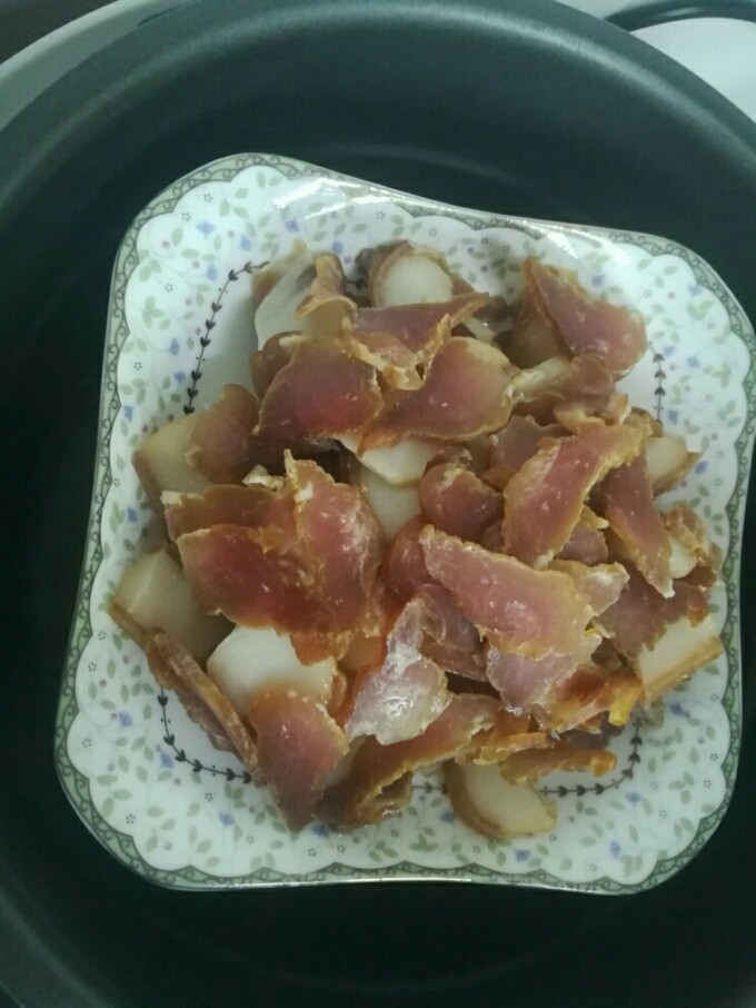 荷兰豆炒腊肉,腊肉放锅里蒸十几分钟。(特别干的要久蒸一下)