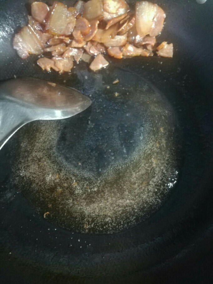 荷兰豆炒腊肉,为避免腊肉变太柴,没有水分后要把煎香的腊肉盛出来。