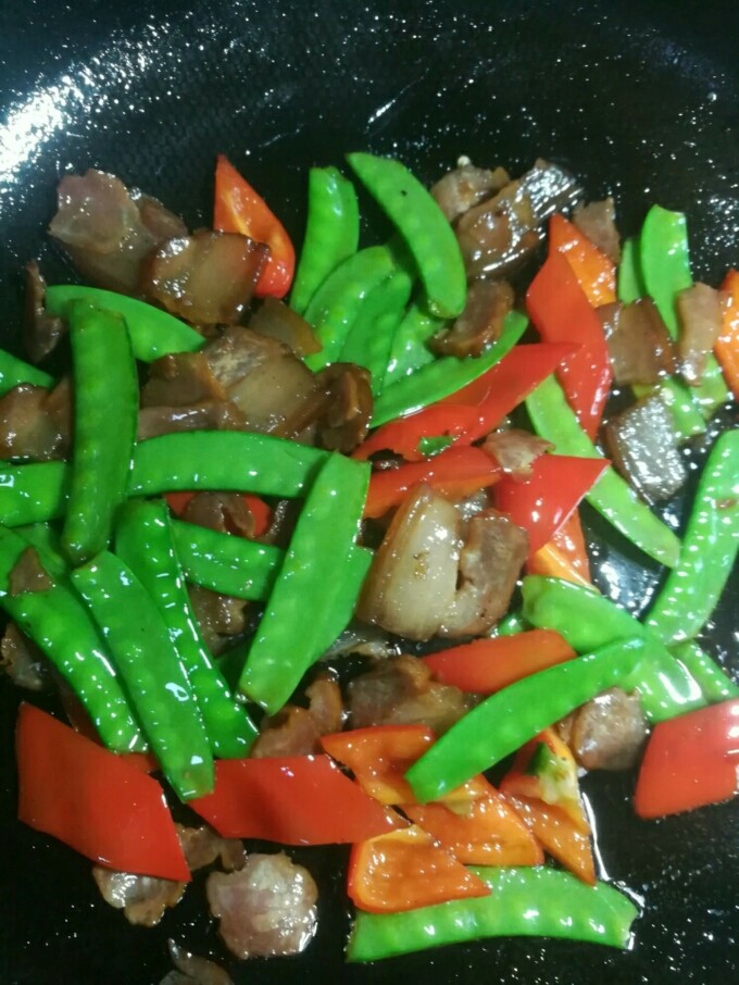 荷兰豆炒腊肉,把腊肉倒回锅中,一起炒匀。