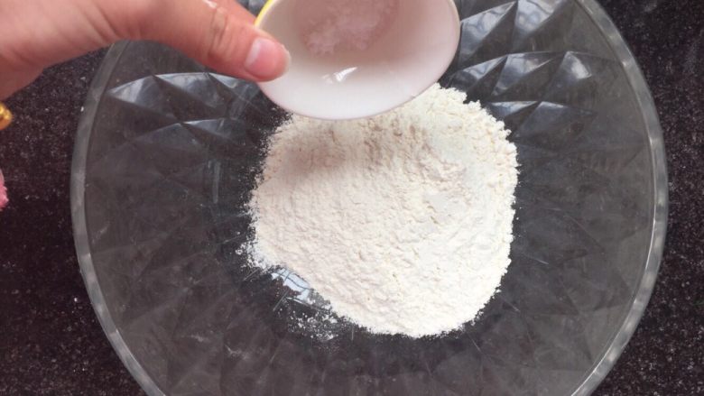 记忆中的味道—葱香苏打饼,面粉中加入小苏打