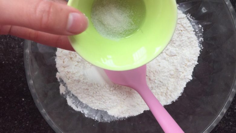 记忆中的味道—葱香苏打饼,加入盐混合均匀