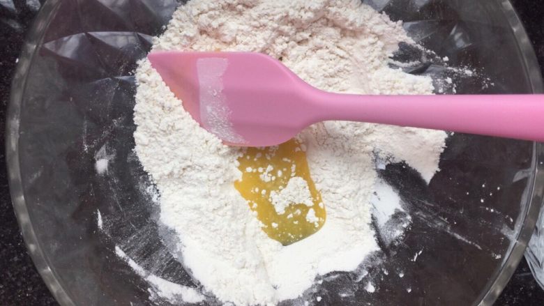记忆中的味道—葱香苏打饼,黄油倒入搅拌成絮状