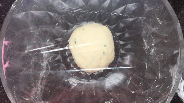 记忆中的味道—葱香苏打饼,盖上保鲜膜醒发半小时