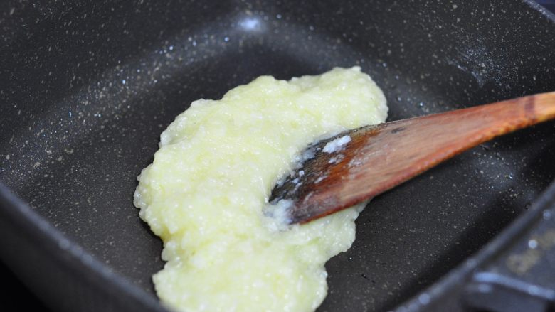 老婆饼,快速搅拌均匀至无粉末状,炒至黏稠,关火。